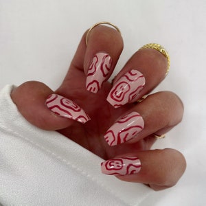 Smiley rose ondulé face ensemble d’ongles Stick sur les ongles Faux ongles Faux ongles Ongles acryliques Appuyez sur les ongles Amande Cercueil Carré Ovale
