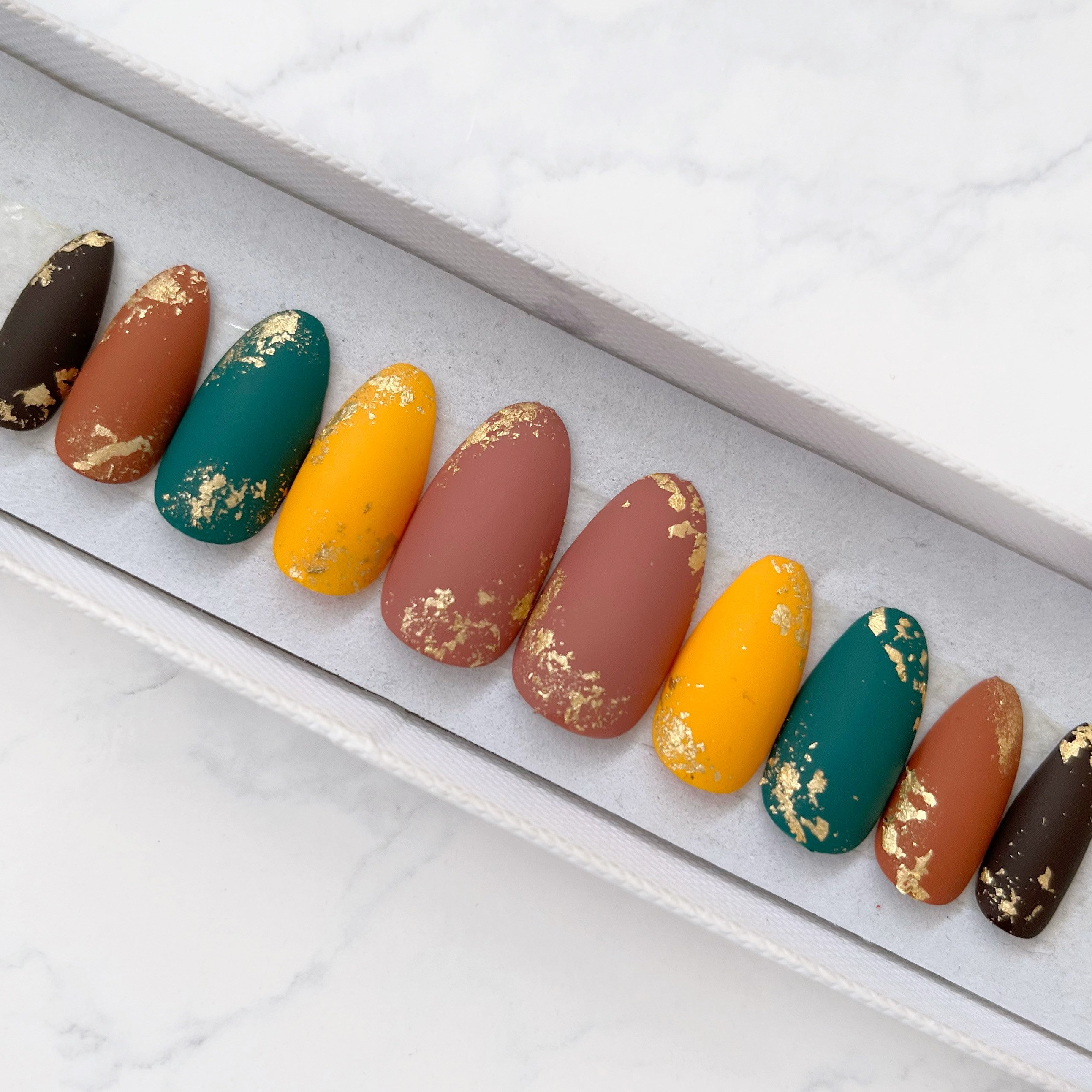 Conjunto de uñas otoñales multicolores mate con lámina de oro - Etsy España
