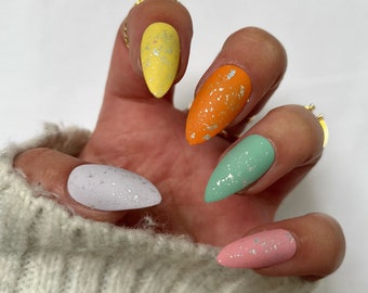 Uñas postizas multicolores pastel mate con lámina plateada