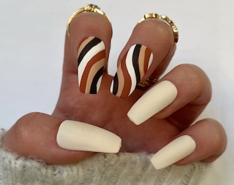 Uñas postizas neutras con línea ondulada marrón mate