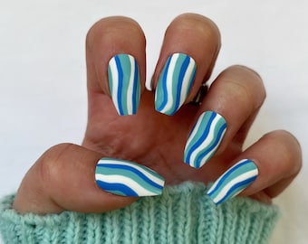 Uñas postizas mate con ondas azules y blancas