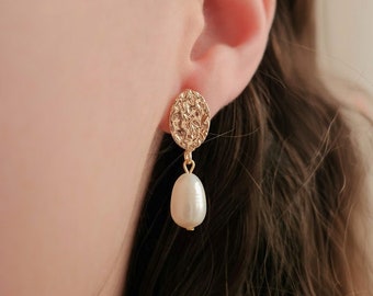 Pearl Clip On Earrings Dangle, Hammered Gold Freshwater Pearl Earrings, Small Teardrop Pearl Earrings, Dainty Bridal Pearl Drop Earrings