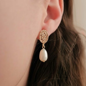 Orecchini pendenti con clip di perle, orecchini con perle d'acqua dolce martellate in oro, piccoli orecchini a goccia di perle, graziosi orecchini pendenti con perle da sposa