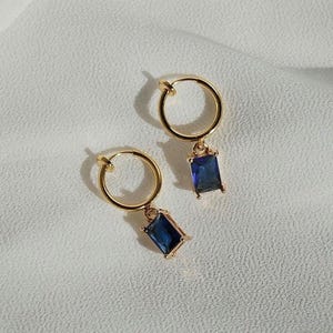 Boucles d'oreilles à clip, boucles d'oreilles huggie hoop saphir, hypoallergéniques, boucles d'oreilles huggie bleues, boucles d'oreilles huggie charm, boucles d'oreilles pendantes délicates, or