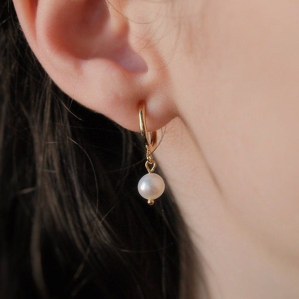 Clip on earrings, Freshwater pearl huggie earrings, hypoallergenic, nickel free, pearl dangle earrings, dainty pearl earrings, trendy huggie