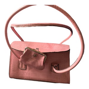 Cartera de piel rosa de Tommy Hilfiger con monedero a juego. Asa superior estilo piel de caimán. Nunca usada.