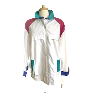 Witte regenjas uit de jaren 80. Vintage dameswindjack met kleurvlakken. NWT.