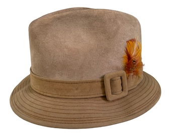 Fedora vintage en daim Dobbs, accent de plumes, bande avec boucle (taille 7 3/8)