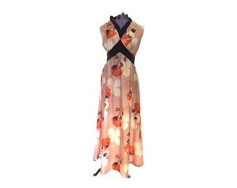 70s Floral Maxi Dress. Sleeveless Scalloped V- Neck with attached Belt.