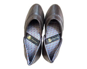 Mocassins Oleg Cassini en cuir pour hommes. Cuir marron avec intérieur motif cachemire satiné.