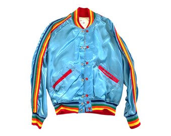 Veste Off Broadway USA des années 1970. Étiquette Union vintage. Bleu bébé avec bordure arc-en-ciel. Taille S.