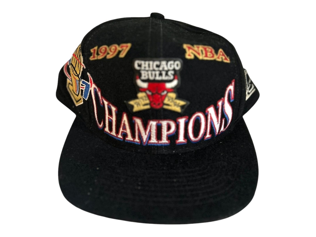 シカゴブルズ 1997年 チャンピオンズキャップ Chicago Bulls 1997 NBA Champions Logo Athletic Snapback Hat. One