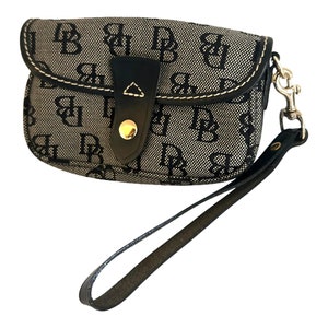 Dooney and Bourke Wristlet. Signature Vintage Purse. Mini Bag. Excellent condition.