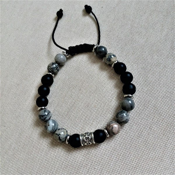 Bracelet tressé perles naturelles de jaspe gris, onyx noir mat et rune