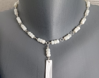 Halsband av naturliga pärlemorpärlor gjorda av snäckskal och 925 silver