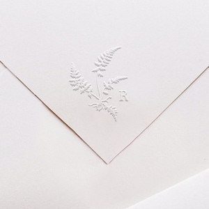 Monogrammfarn, Fragiler Farn, Umschlagpräger, Hochzeitsumschläge prägen, Farn mit Wurzeln Prägestempel, Waldfarn Hochzeit Prägestempel