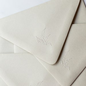 Embosseur fougère, Fougère fragile, gaufrage pour enveloppes, gaufrage d'enveloppes de mariage, fougère avec racines, gaufrage de mariage fougère des bois