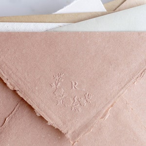 Monogramm Blumenprägung | Einfache Umschlag Embosser, Prägung Hochzeitsumschläge, Kranz Embosser, Blumenhochzeit, Wildblumen Hochzeit Embosser