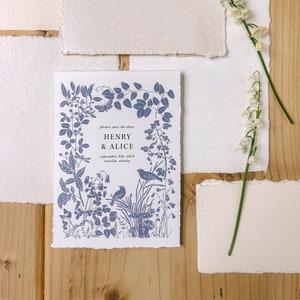 Salva la data botanica, Salva la data di ispirazione vintage, biglietto monotono, bordi strappati a mano, Salva la data blu, fiori e uccelli, funghi