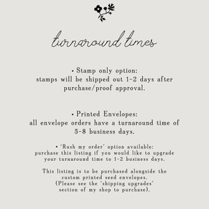 K&ouml;nnte beinhalten: Cremefarbene Grafik mit dem Schriftzug "turnaround times" in eleganter Schrift. Der Text gibt die Versandzeiten f&uuml;r Stempel und bedruckte Umschl&auml;ge an, mit der Option, Bestellungen zu beschleunigen. Oben befindet sich ein kleines Blumendesign.
