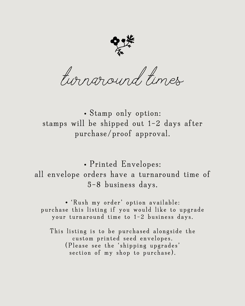 K&ouml;nnte beinhalten: Cremefarbene Grafik mit dem Schriftzug "turnaround times" in eleganter Schrift. Der Text gibt die Versandzeiten f&uuml;r Stempel und bedruckte Umschl&auml;ge an, mit der Option, Bestellungen zu beschleunigen. Oben befindet sich ein kleines Blumendesign.