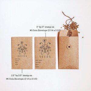 以下が含まれることがあります： イチゴの植物と「SEEDS」の文字が押されたスタンプが貼られた茶色の紙の封筒が2つあります。封筒のサイズは5.7cm x 8.9cmです。同じスタンプが押された小さな封筒が1つあります。小さな封筒のサイズは3.8cm x 6.4cmです。