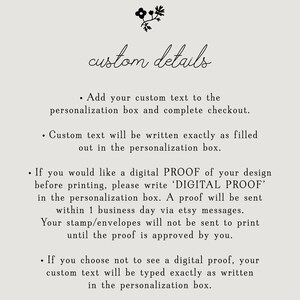 K&ouml;nnte beinhalten: Cremefarbener Hintergrund mit den Worten "custom details" in eleganter Schrift. Der Text enth&auml;lt Anweisungen zum Hinzuf&uuml;gen von individuellem Text, zum Anfordern eines digitalen Proofs und zum Genehmigungsprozess.