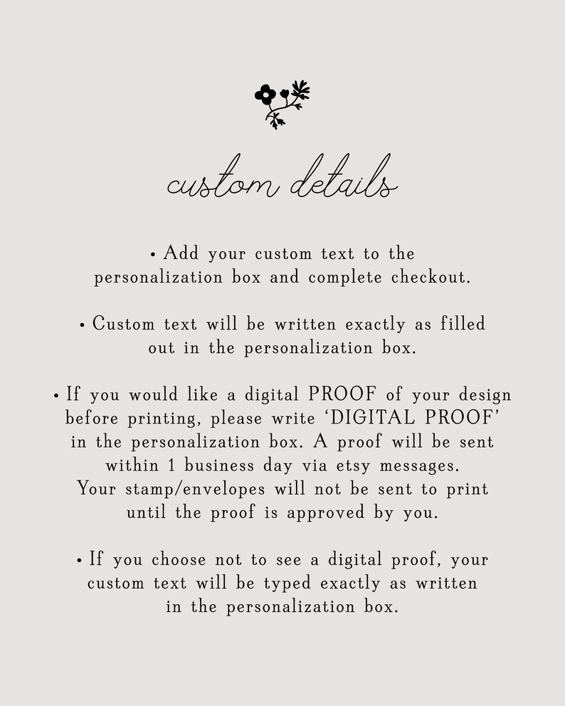 K&ouml;nnte beinhalten: Cremefarbener Hintergrund mit den Worten "custom details" in eleganter Schrift. Der Text enth&auml;lt Anweisungen zum Hinzuf&uuml;gen von individuellem Text, zum Anfordern eines digitalen Proofs und zum Genehmigungsprozess.