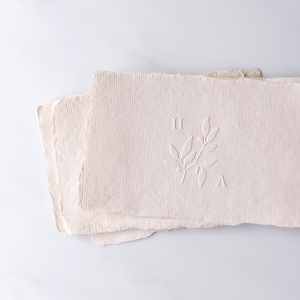 Monogramm Blumenprägung | Einfache Umschlag Embosser, Prägung Hochzeitsumschläge, Kranz Embosser, Blumenhochzeit, Wildblumen Hochzeit Embosser