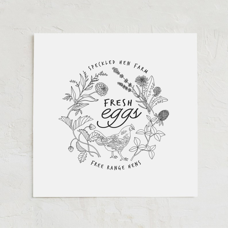 Op de afbeelding: Zwart-witte illustratie van een kip omringd door een krans van bloemen en bladeren. De tekst "Speckled Hen Farm" staat bovenaan de krans, "Fresh eggs" in het midden en "Free Range Hens" onderaan.