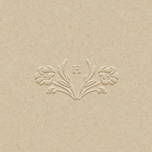 Mohnblumen Monogramm Prägestempel | Einfache Umschlag Prägung , Prägung Hochzeitsumschläge, Mohnblumen Wappen mit Buchstabe, Einfache Blumen Prägung, Blumen Prägung