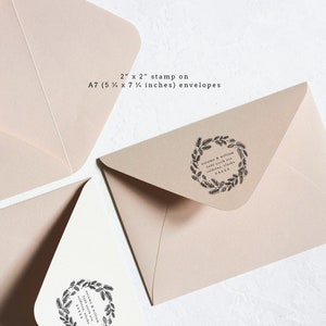 Peut inclure: Deux enveloppes avec un timbre de 2" x 2" sur chacune. Le timbre est une couronne avec le texte "avram & william last north ave colden, alaska 99583" &agrave; l'int&eacute;rieur.