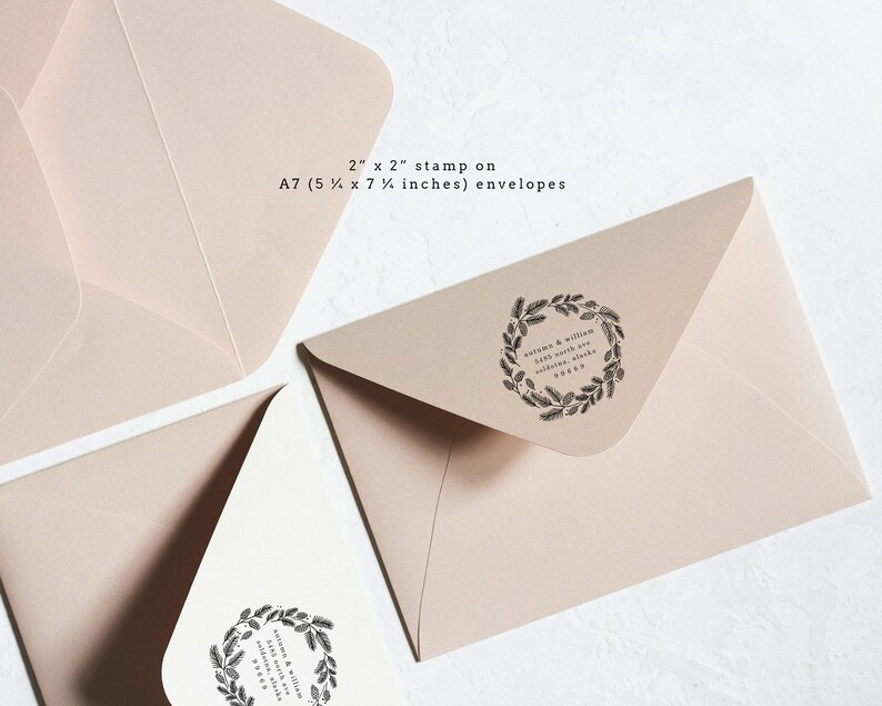 Peut inclure: Deux enveloppes avec un timbre de 2" x 2" sur chacune. Le timbre est une couronne avec le texte "avram & william last north ave colden, alaska 99583" &agrave; l'int&eacute;rieur.