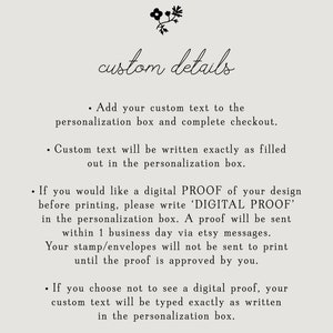 Op de afbeelding: Cr&egrave;mekleurige achtergrond met de woorden "custom details" in elegant schrift. Opsommingstekens leggen uit hoe u aangepaste tekst kunt toevoegen, een digitale proef kunt aanvragen en het goedkeuringsproces. Klein bloemmotief bovenaan.