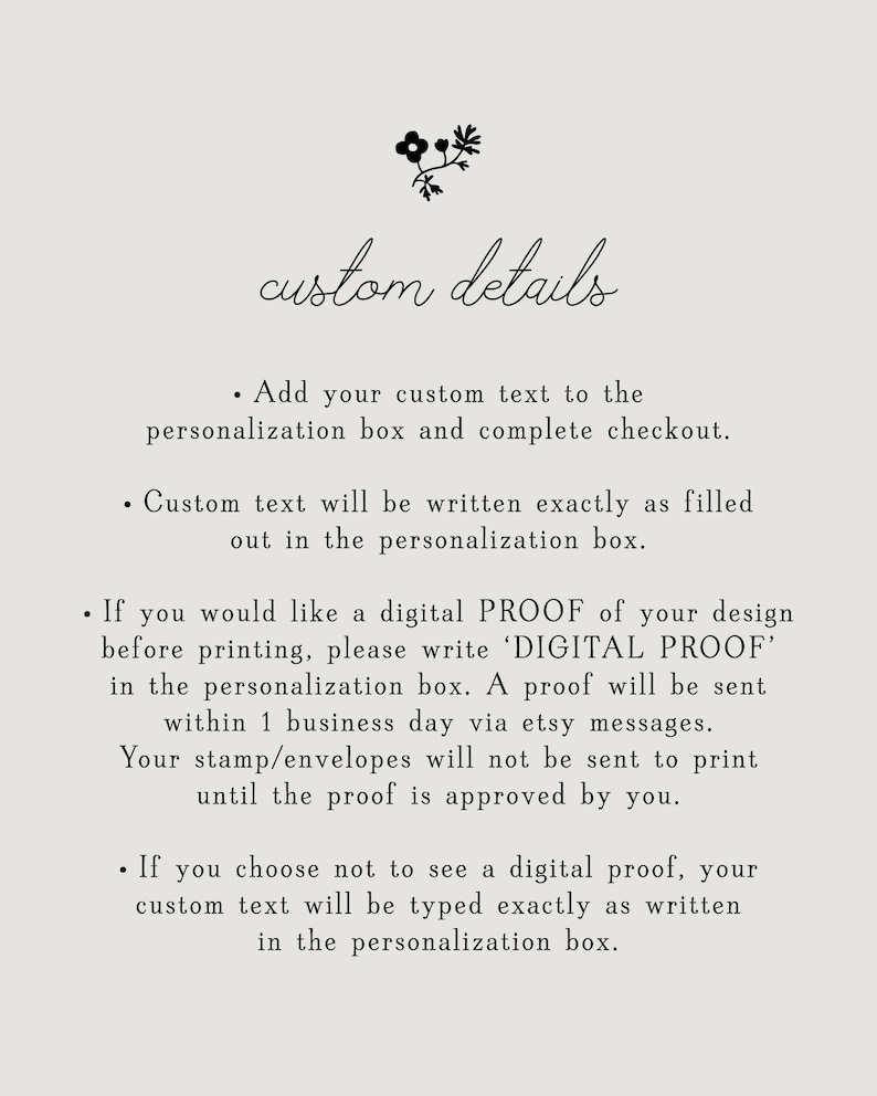 Op de afbeelding: Cr&egrave;mekleurige achtergrond met de woorden "custom details" in elegant schrift. Opsommingstekens leggen uit hoe u aangepaste tekst kunt toevoegen, een digitale proef kunt aanvragen en het goedkeuringsproces. Klein bloemmotief bovenaan.