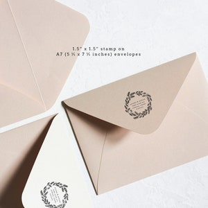 Peut inclure: Deux enveloppes avec un timbre de 1,5" x 1,5" sur des enveloppes A7 (5 1/4" x 7 1/4" pouces). Le timbre est une couronne noire et blanche avec le texte "Autumn & Winter Love Notes for You and Yours" &agrave; l'int&eacute;rieur de la couronne.