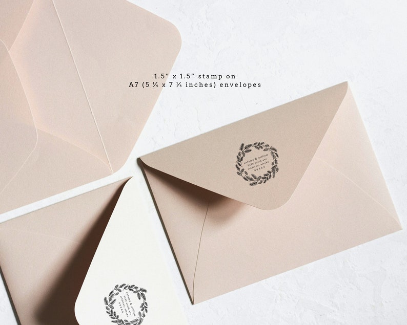 Peut inclure: Deux enveloppes avec un timbre de 1,5" x 1,5" sur des enveloppes A7 (5 1/4" x 7 1/4" pouces). Le timbre est une couronne noire et blanche avec le texte "Autumn & Winter Love Notes for You and Yours" &agrave; l'int&eacute;rieur de la couronne.