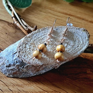 Ein Paar filigrane Ohrringe als Hängerchen Ohrschmuck Earring Arrangement aus geölten Echtholzperlen Bild 1