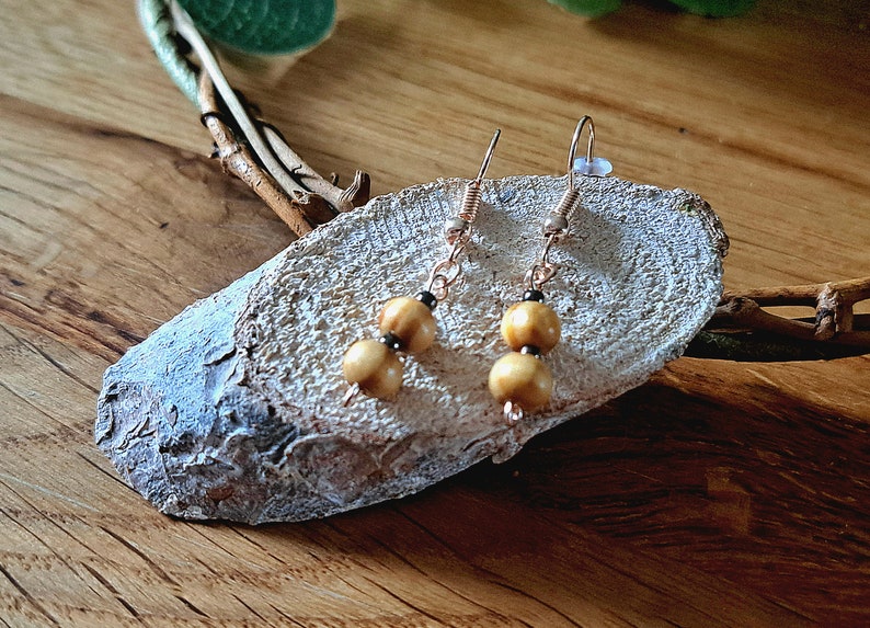 Ein Paar filigrane Ohrringe als Hängerchen Ohrschmuck Earring Arrangement aus geölten Echtholzperlen 画像 1