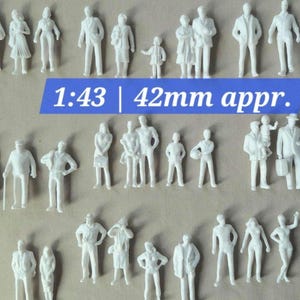 Puede incluir: Colección de pequeñas figuras de plástico blanco que representan personas en diversas poses. Las figuras incluyen hombres, mujeres y niños, algunos con ropa informal y otros con trajes. Una pancarta azul muestra "1:43 | 42mm appr." (aprox. 4.2 cm).