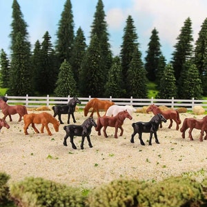 CAVALOS escala 1:87 miniatura 40 peças mini animais de fazenda figuras de fazenda figura rebanho marrom preto branco modelo de cores mistas pequeno campo