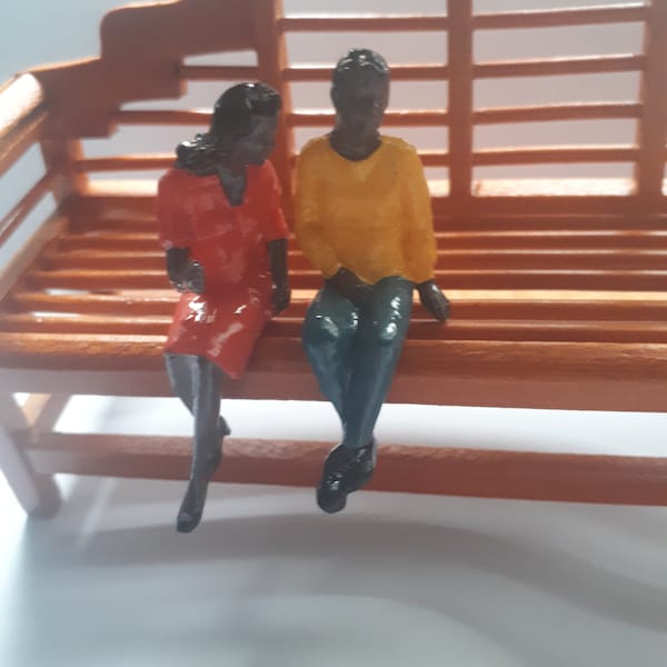 Afro-américain noir 1:25 70mm 2 pièces couple Miniature personnes mini assis assis modèle réduit diorama passager Figurine Petit petit