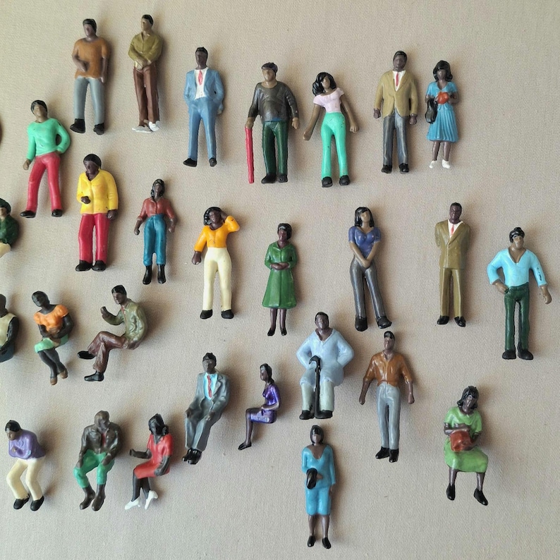 Puede incluir: Una colecci&oacute;n de figuras en miniatura que representan a personas en varias poses y atuendos. Las figuras est&aacute;n pintadas en una variedad de colores, incluyendo verde, amarillo, azul y marr&oacute;n. Algunas est&aacute;n de pie, otras sentadas y otras sostienen accesorios.