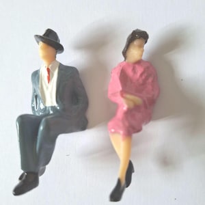 Sitting couple People Miniature mini 1:30 60mm G guage scale 2pcs model figure diorama seated passenger Figurine Small little city scene