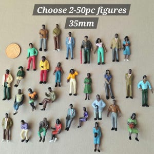Puede incluir: Un conjunto de figuras en miniatura, de unos 3,5 cm de altura, que representan a personas en diversas poses y vestimentas. Las figuras est&aacute;n pintadas en varios colores, con algunos que llevan trajes, vestidos y ropa informal. El texto en la parte superior dice "Choose 2-50pc figures".