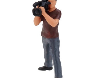 Figurine à Monter 1:24 - Caméraman & Reporter - Modélisme - Échelle 1/24 - Marque Modelkit.fr