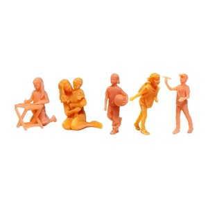 BAMBINI Miniatura bambino 1:64 Bambini in bianco e nero che giocano a disegnare mamma e bambino con aeroplano di carta Modello in scala mini scena piccola
