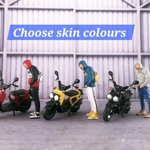 Sudadera con capucha de motocicleta scooter a escala 1:64, figura mini de hombre, personas, motocicleta masculina en miniatura apoyada con ciclomotor, motociclista, pequeño diorama de modelo a escala