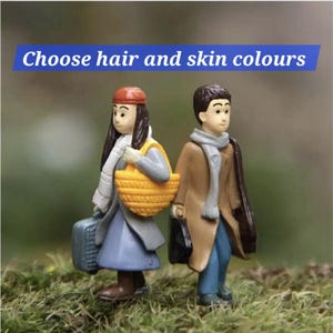 Miniatuur koppelfiguren 3,9 cm meisje en jongen Mini kleine mensen met koffer tas jas winterjas reiziger klein buitenscène reizen