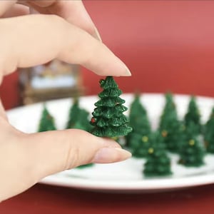 Miniaturowa choinka 10szt. 2,7 cm 1" ozdoba na tort świąteczny scena śnieżna kula świąteczna ozdoba świąteczna figurka Mini mała mała